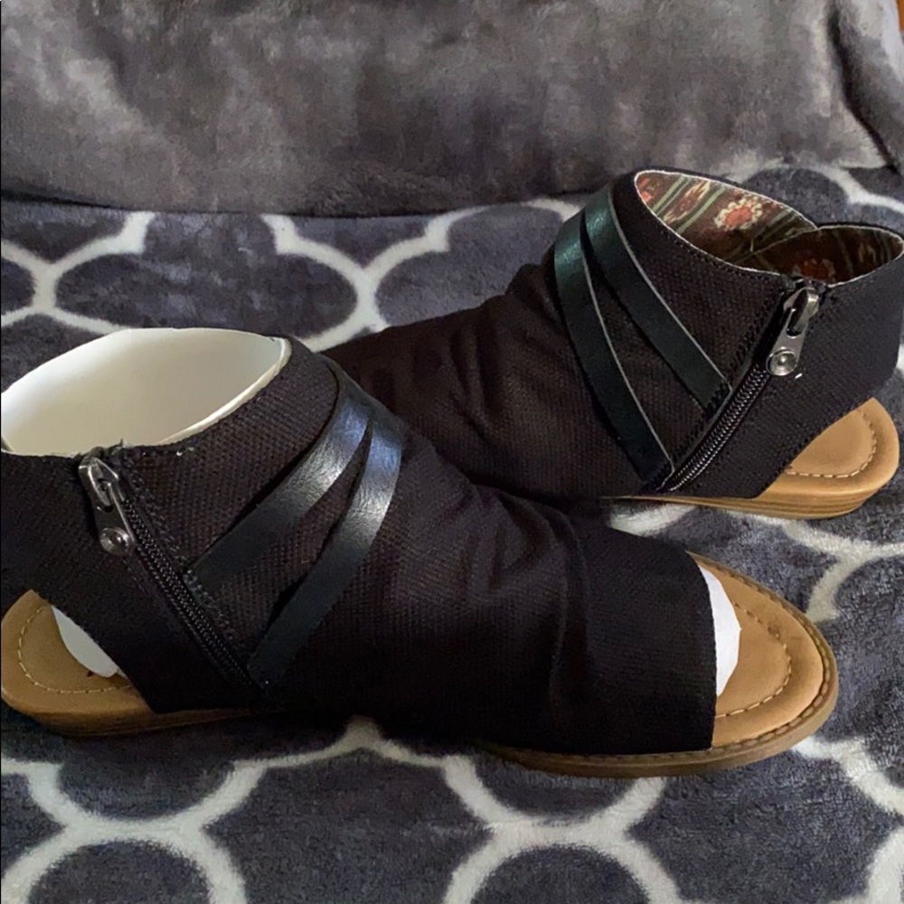 Blowfish Malibu sandals open toe black 7.5